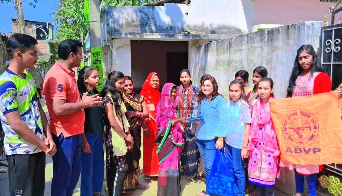 कल्पना चावला के जयंती पर अखिल भारतीय विद्यार्थी परिषद ने दलित मोहल्ले में जाकर महिलाओं के बीच सेनेटरी नैपकिन के प्रति किया जागरुक 3