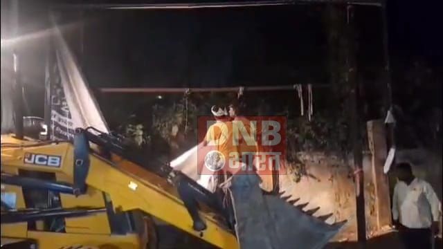 आचार संहिता लगते ही जिला प्रशासन ने जगह-जगह लगे राजनीतिक बैनर पोस्टर को बुलडोजर से हटाया 2