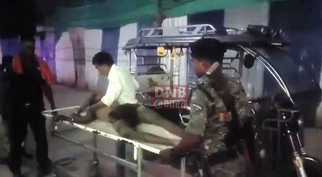 बेगूसराय पुलिस ने मानवता की मिसाल पेस करते हुए सड़क किनारे परे एक व्यक्ति को सदर अस्पताल में भर्ती कराया 2
