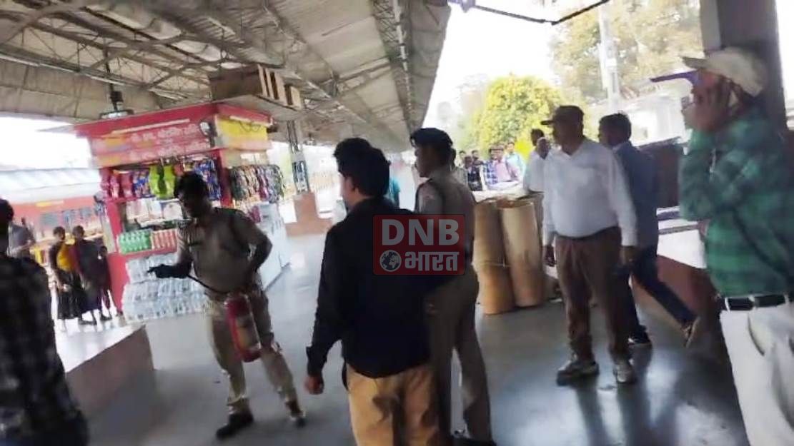समस्तीपुर: स्टेशन के प्लेटफार्म संख्या एक पर वाटर कूलर के वायर में अचानक लगी आग, मची अफरा-तफरी 2