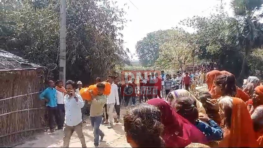 समस्तीपुर: नवविवाहिता को फांसी लगाकर हत्या का मामला आया सामने, हत्या के बाद शव जलाने के दौरान पुलिस ने शव को किया बरामद, परिजन फरार 4