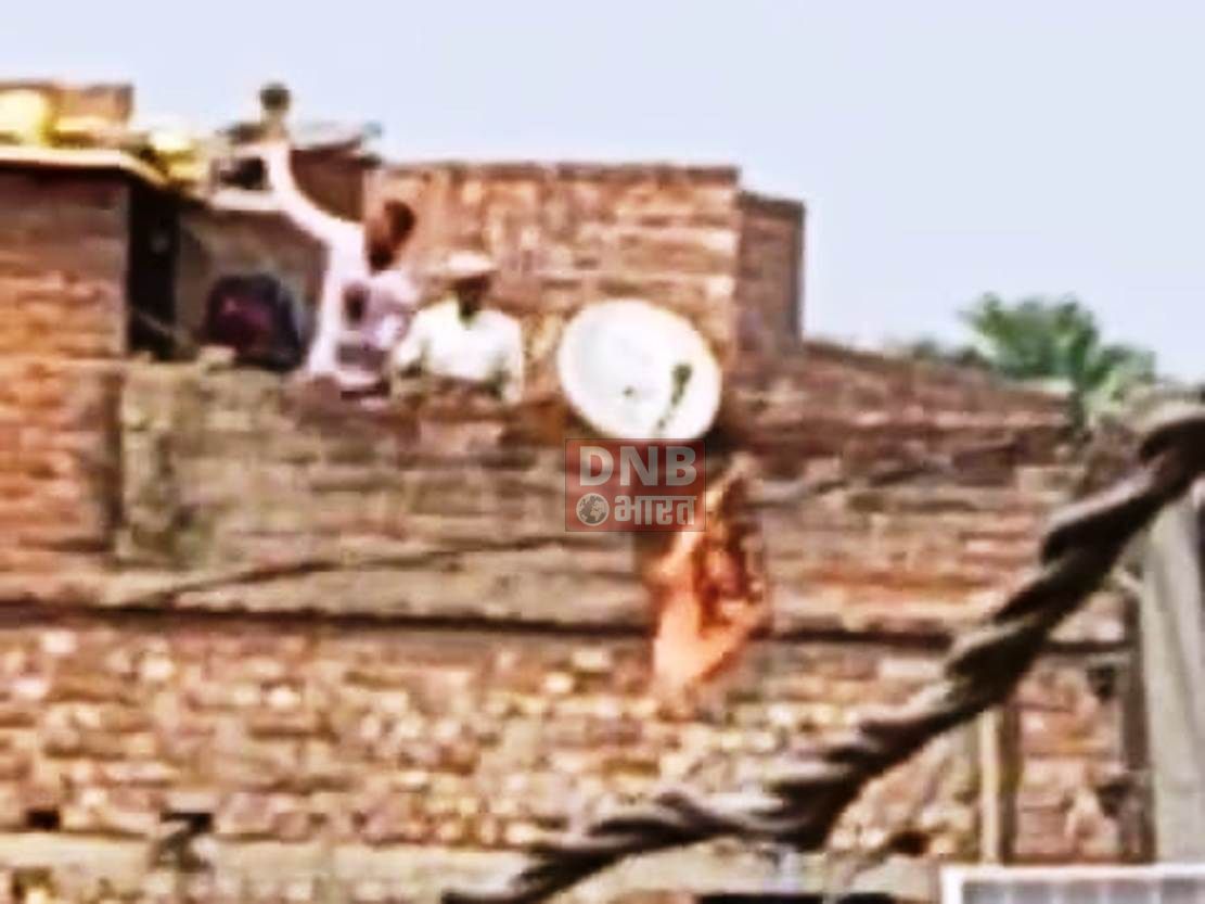 बच्चों के बीच हुए विवाद में दो पक्षों में हुई जमकर गोलीबारी और पत्थर बाजी, एक अधेड़ व्यक्ति को लगी गोली, वीडियो सोशल मीडिया पर वायरल 2