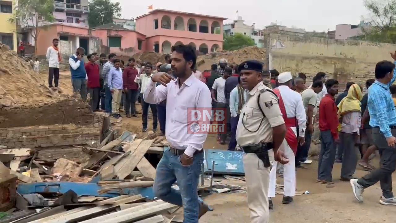 नालंदा: बड़ी पहाड़ी हाई स्कूल की दीवार अचानक दुकान के ऊपर गिरी,मलबे में दबकर दो लोग गंभीर रूप से जख्मी, कई लोग बाल बाल बचे 2