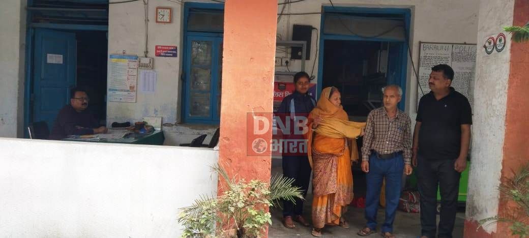 भटकती रही महिला संत को बरौनी थाना पुलिस ने मिलाया स्वजनों से, मानसिक रुप से बीमार व बोलने में भी असमर्थ थी महिला 2