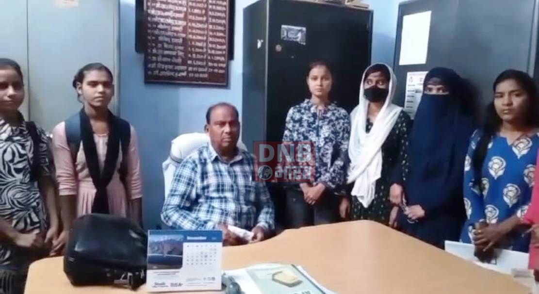 खगड़िया: परबत्ता केएमडी कॉलेज में इंटर की पढ़ाई पर रोक लगाये जाने से छात्र-छात्राएं में नाराजगी 2