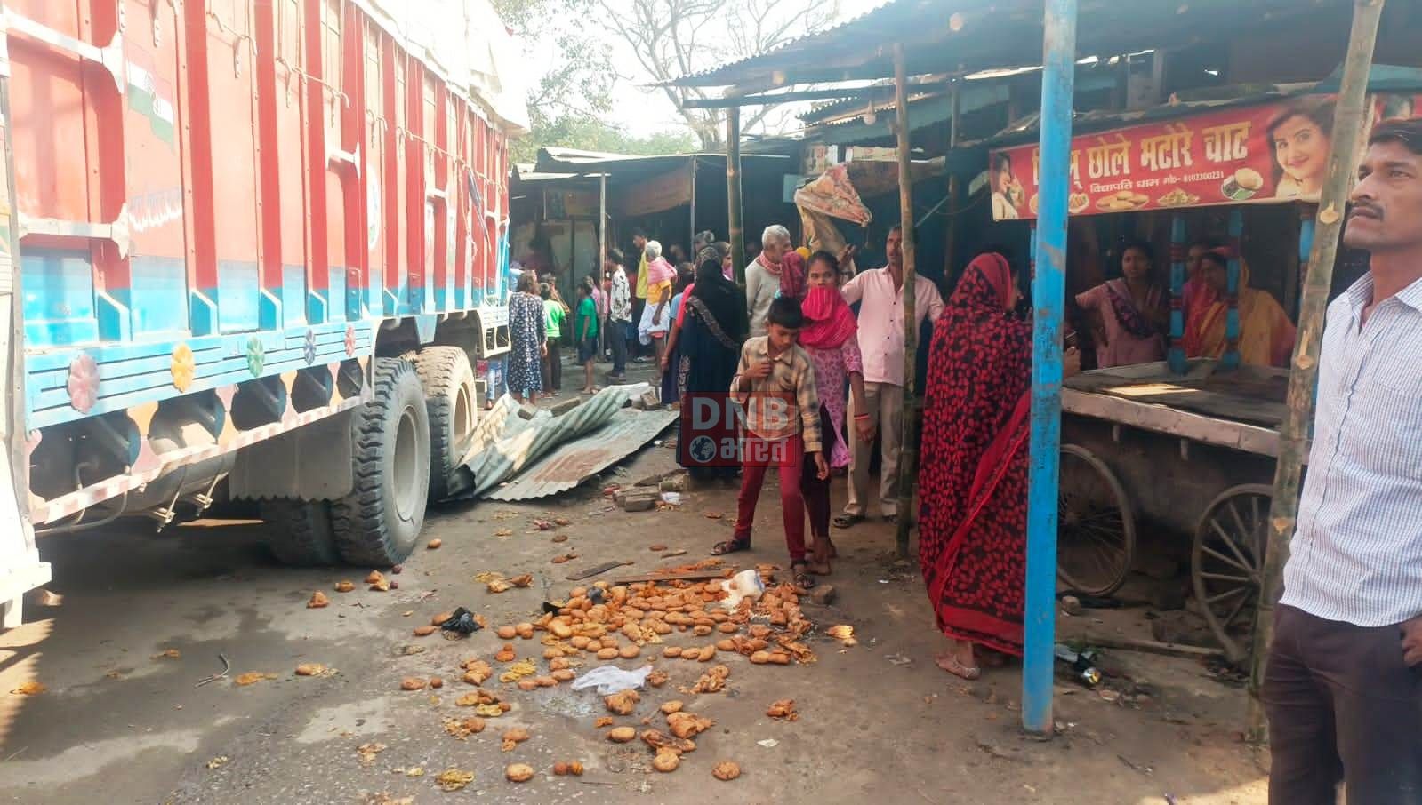 समस्तीपुर: तेज रफ्तार ट्रक दुकान में घुसा, महिला दुकानदार की मौत, तीन ग्राहक जख्मी,आक्रोशित लोगो ने किया सड़क जाम 4