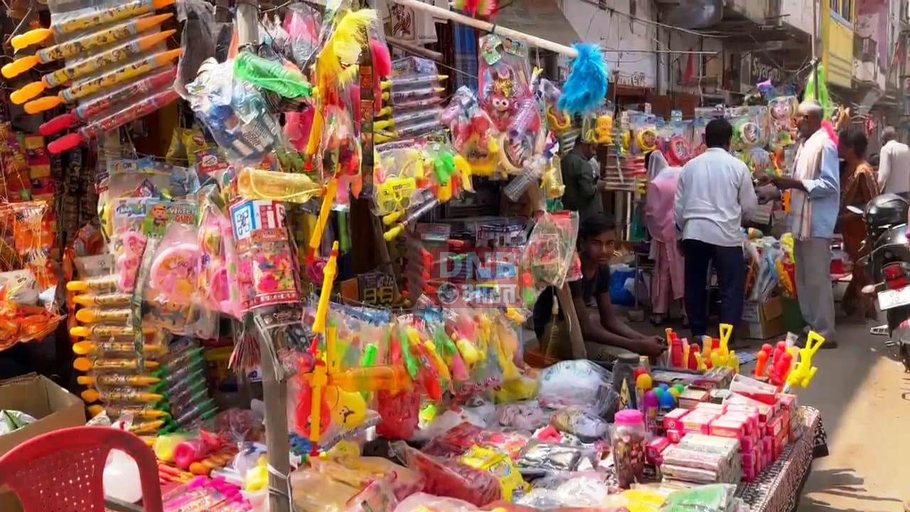 होली को लेकर बिहार शरीफ के बाजारों में बढ़ी रौनक, एक से बढ़कर एक पिचकारी और मुखौटा लोगो को कर रही है आकर्षित, हर्बल गुलाल की बढी मांग 3