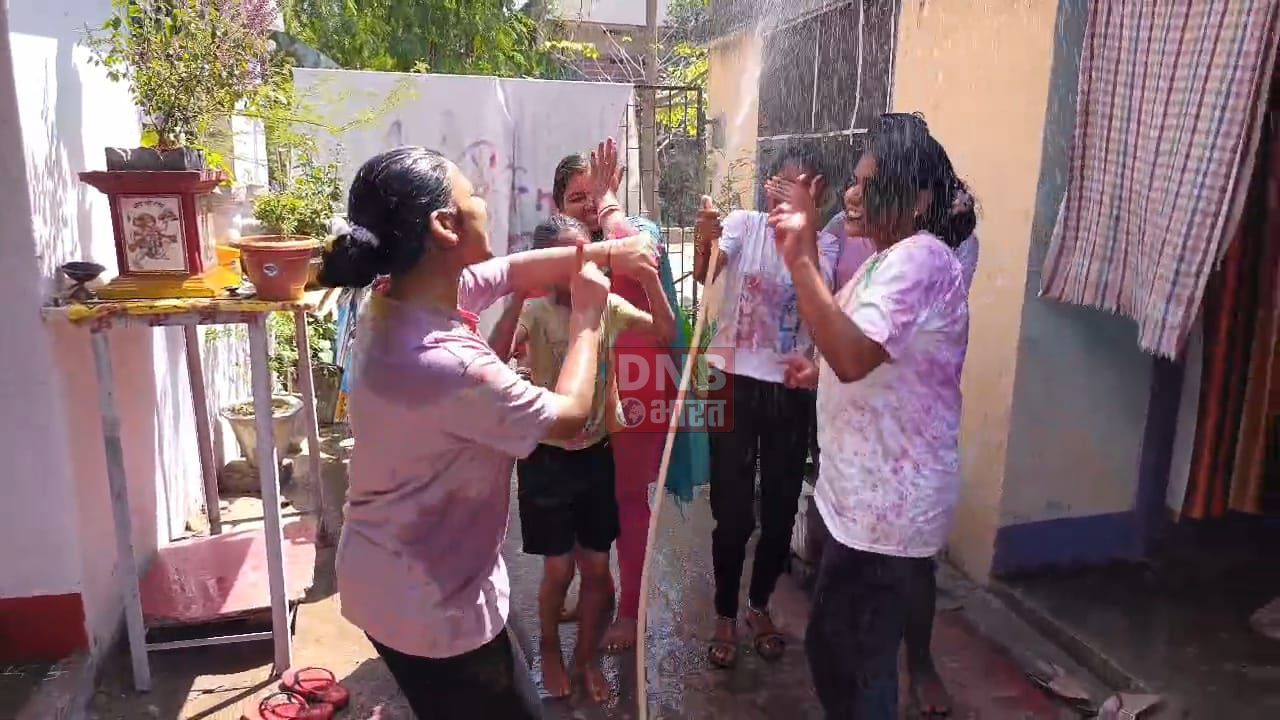 पूर्णमासी दो दिन होने के कारण इस बार होलिका दहन के बाद दो दिनों तक खेली गई होली, बिहार शरीफ में युवकों ने खेली कीचड़ की होली 2