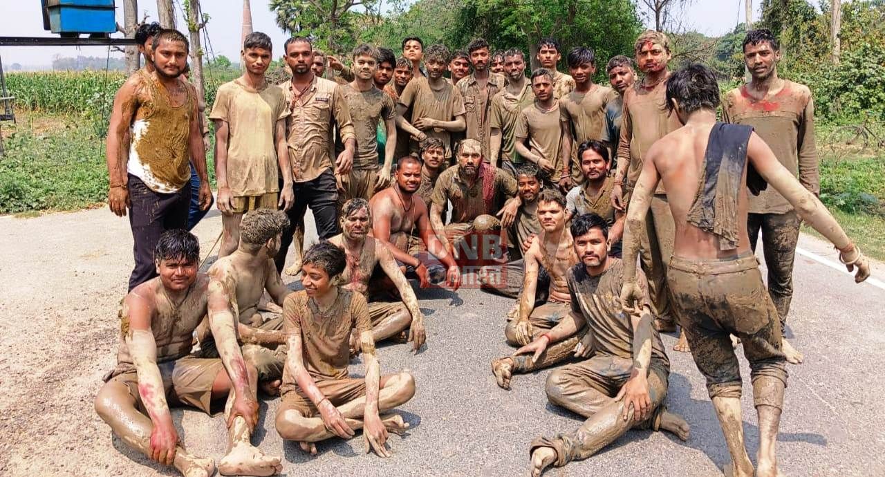 प्रशासन के सख्त आदेश के बावजूद होली पर्व के दौरान डीजे पर थिरकते युवा मनचले 3