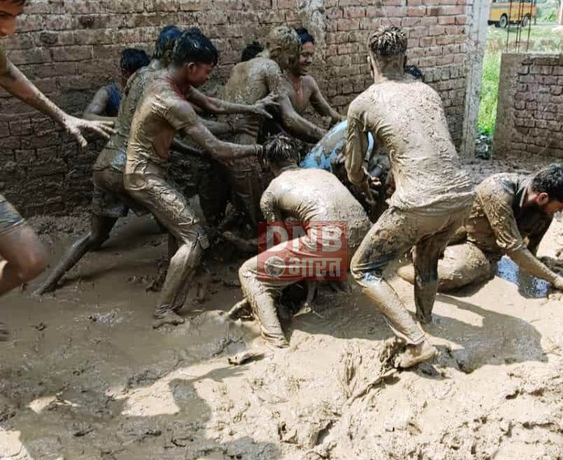 प्रशासन के सख्त आदेश के बावजूद होली पर्व के दौरान डीजे पर थिरकते युवा मनचले 2