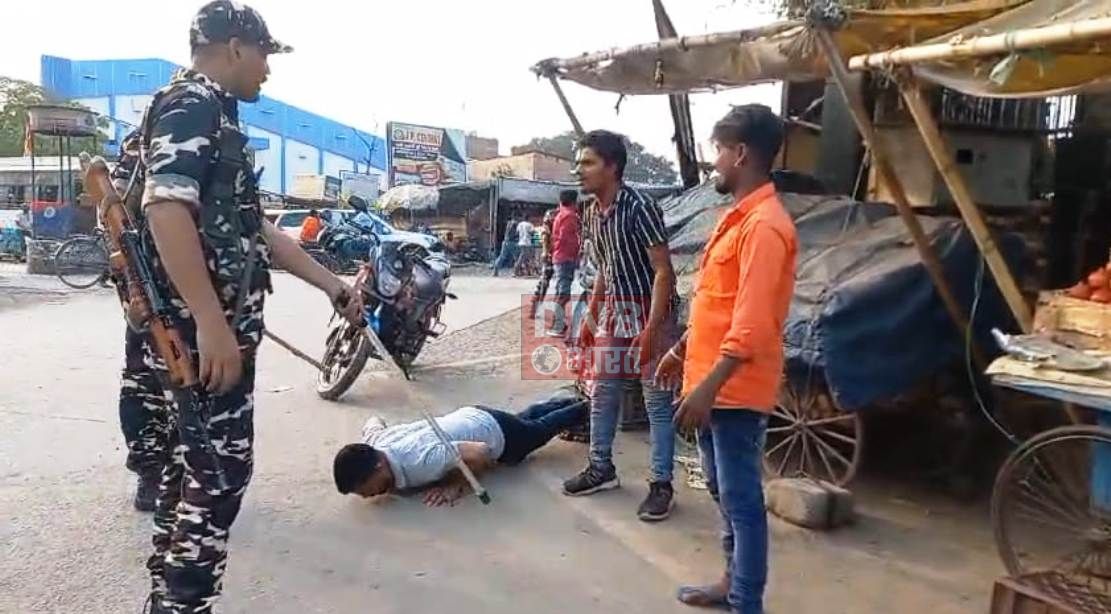 समस्तीपुर: लोकसभा चुनाव व होली को लेकर चौक चौराहे पर पुलिस ने चलाया वाहन चेकिंग अभियान,बाईक चालक को हेलमेट नहीं रहने पर सारेआम पुश-अप कराया गया 2