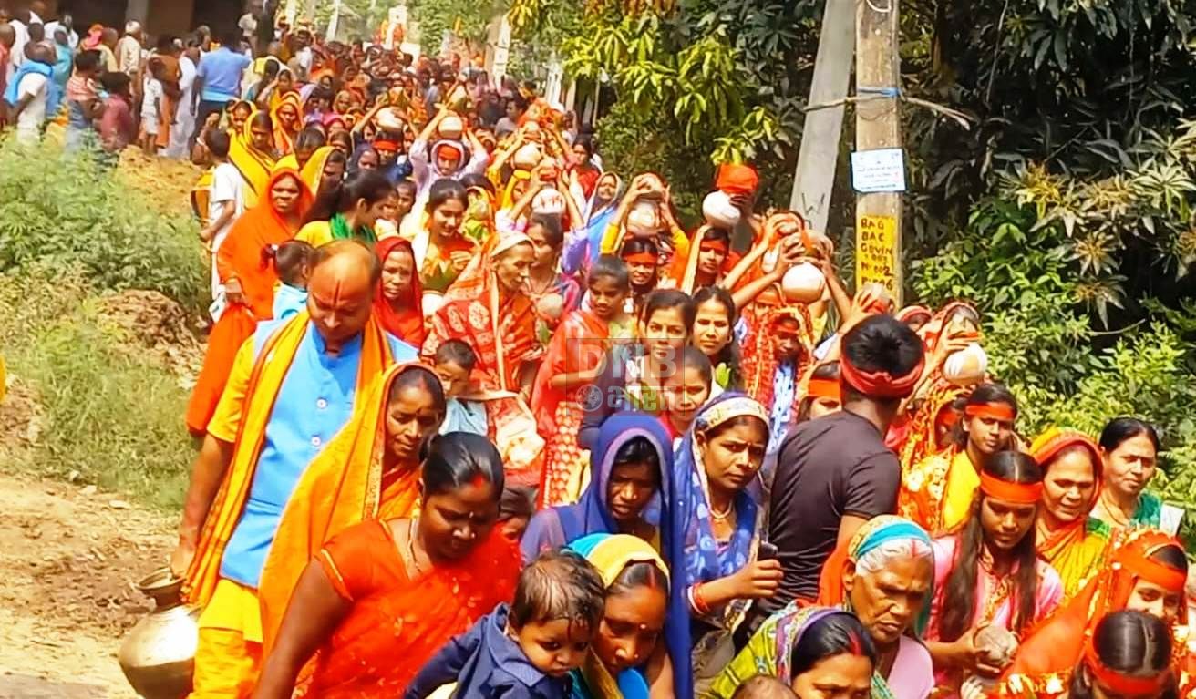 बछवाड़ा के समसीपुर भीठ में नौ दिवसीय श्रीराम महायज्ञ को लेकर निकाली गयी भव्य कलश शोभा यात्रा 3