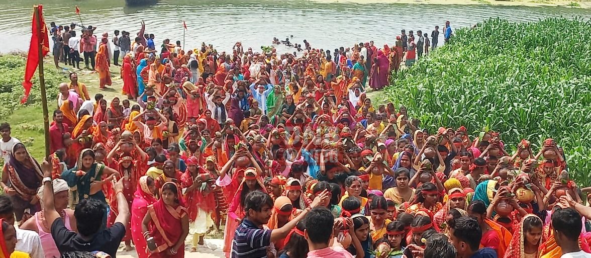 बछवाड़ा के समसीपुर भीठ में नौ दिवसीय श्रीराम महायज्ञ को लेकर निकाली गयी भव्य कलश शोभा यात्रा 5