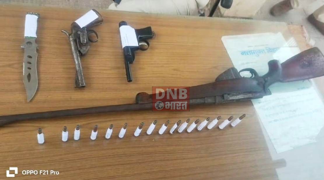 गुप्त सूचना पर पुलिस ने किया कार्रवाई, दो देसी कट्टा एक रायफल, 16 कारतूस, एक चाकू किया बरामद, दो आरोपी को पुलिस ने किया गिरफ्तार 2