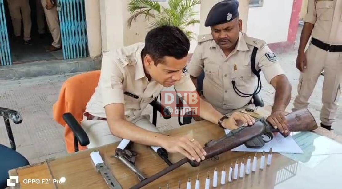 गुप्त सूचना पर पुलिस ने किया कार्रवाई, दो देसी कट्टा एक रायफल, 16 कारतूस, एक चाकू किया बरामद, दो आरोपी को पुलिस ने किया गिरफ्तार 3