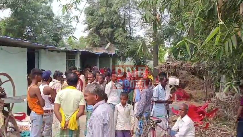समस्तीपुर: उजियारपुर थाना क्षेत्र के लखनीपुर महेशपट्टी गांव में एक युवक मौत पर परिजनों ने पड़ोसी के दरबाजे पर शव को रखकर पीट-पीटकर हत्या का आरोप लगाकर किया हंगामा 3