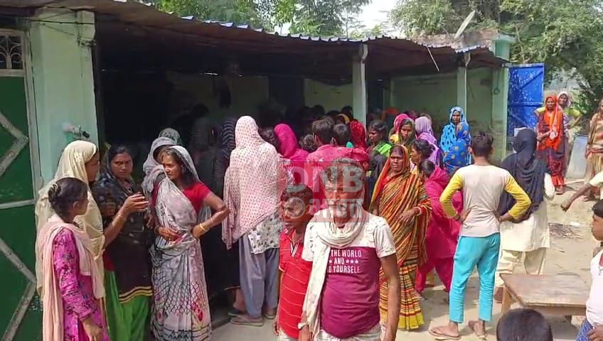 समस्तीपुर: उजियारपुर थाना क्षेत्र के लखनीपुर महेशपट्टी गांव में एक युवक मौत पर परिजनों ने पड़ोसी के दरबाजे पर शव को रखकर पीट-पीटकर हत्या का आरोप लगाकर किया हंगामा 4