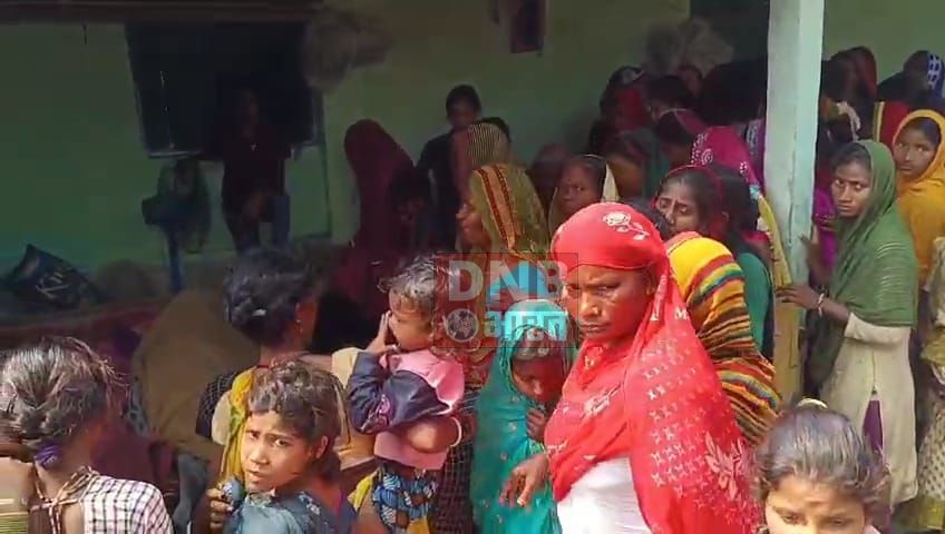 समस्तीपुर: उजियारपुर थाना क्षेत्र के लखनीपुर महेशपट्टी गांव में एक युवक मौत पर परिजनों ने पड़ोसी के दरबाजे पर शव को रखकर पीट-पीटकर हत्या का आरोप लगाकर किया हंगामा 2