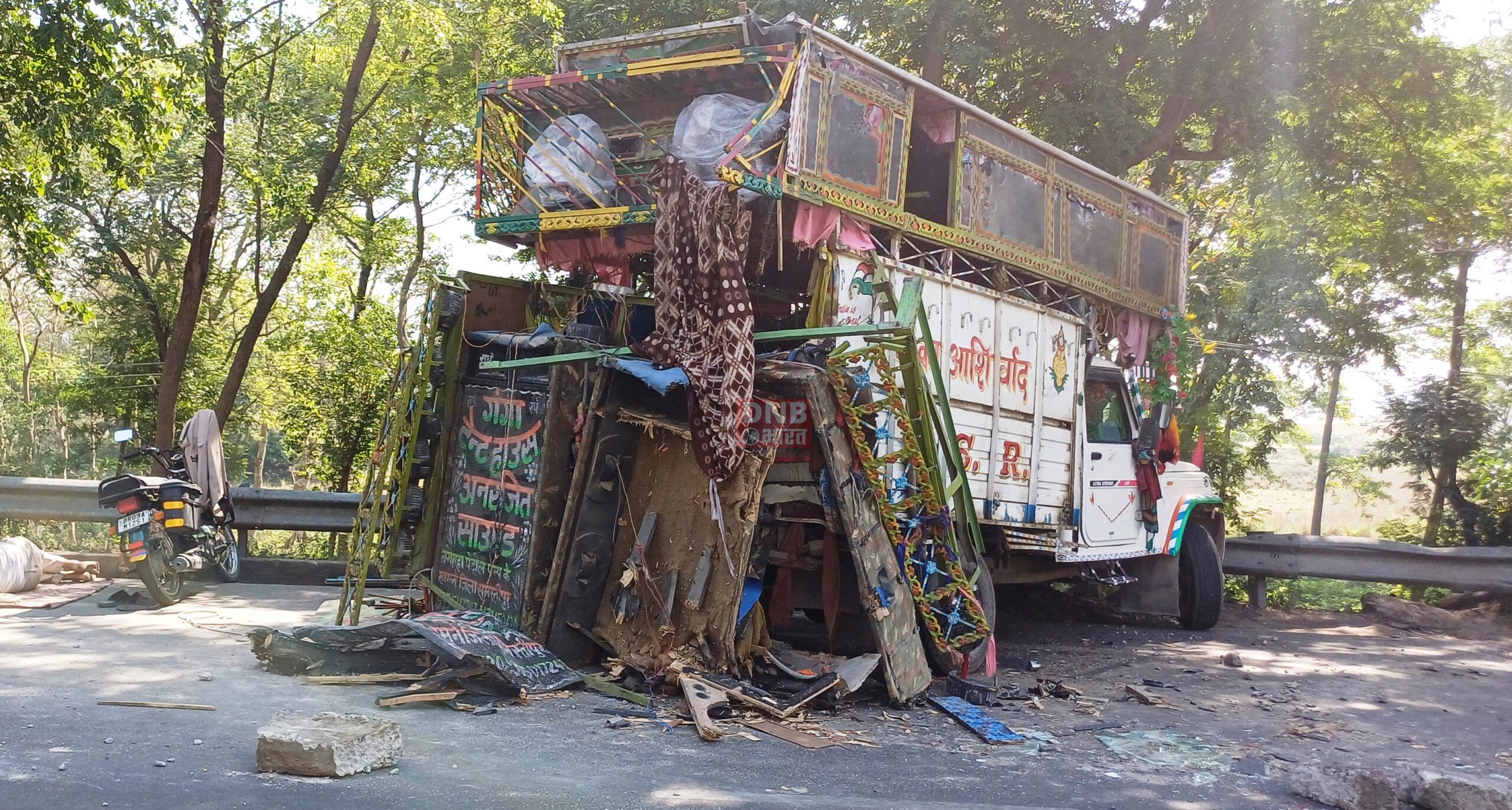 बछवाड़ा के एनएच 28 पर अलग-अलग चार वाहनों की टक्कर में दो चालक समेत एक व्यक्ति घायल 3