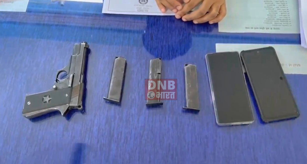 हथियार के साथ सोशल मीडिया पर वायरल दो व्यक्ति हथियार के साथ हुआ गिरफ़्तार, एक पिस्टल तीन मैगजीन किया बरामद 2