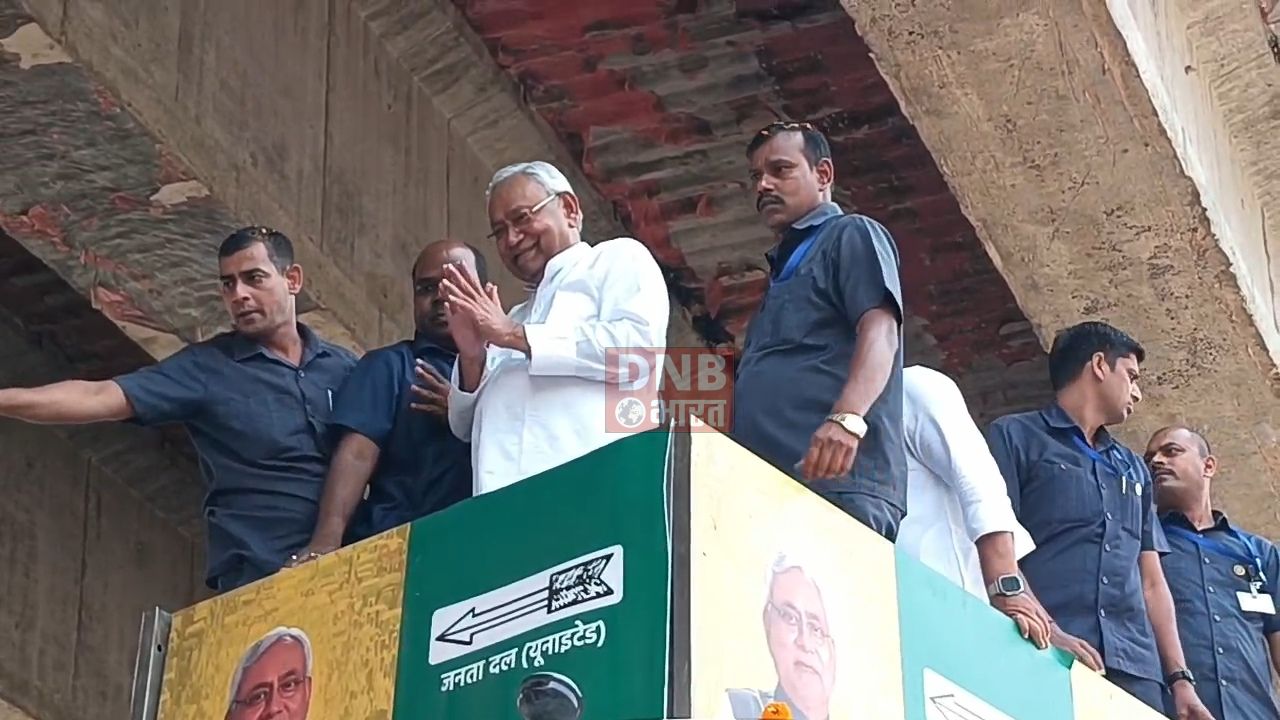 नीतीश कुमार पहुंचे नालंदा, एनडीए कार्यकर्ताओ ने पुष्प वर्षा कर किया भव्य स्वागत 4
