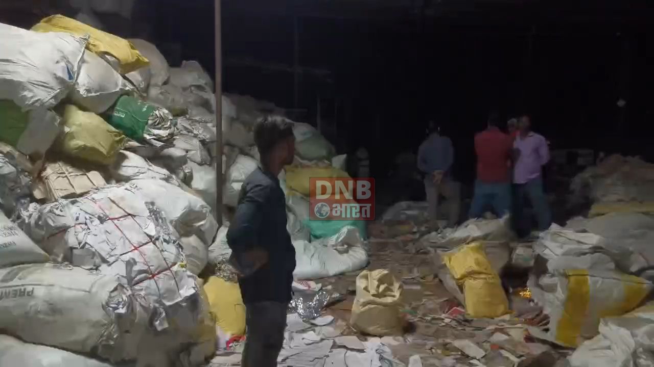 नालंदा: शॉर्ट सर्किट से बिजली की टूटी तार, बिजली की चिंगारी से पेपर गोदाम में लगी आग, पांच लाख का हुआ नुकसान 2