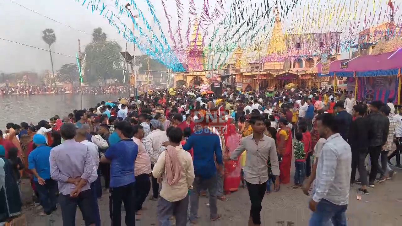 नालंदा: उगते हुए सूर्य को अर्घ्य देने के साथ चार दिवसीय चैती छठ पूजा का हुआ समापन, छठ घाट पर उमड़ी श्रद्धालुओं की भीड़ 3
