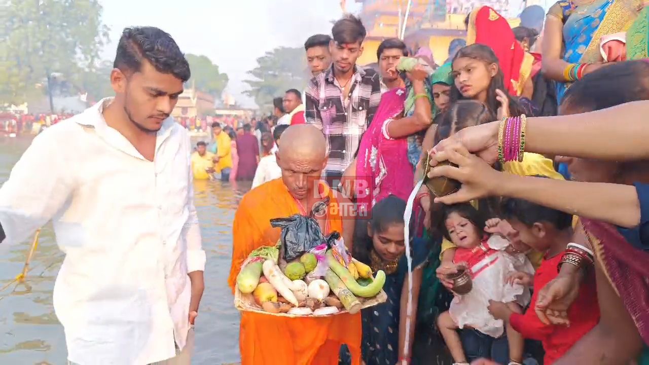 नालंदा: उगते हुए सूर्य को अर्घ्य देने के साथ चार दिवसीय चैती छठ पूजा का हुआ समापन, छठ घाट पर उमड़ी श्रद्धालुओं की भीड़ 2
