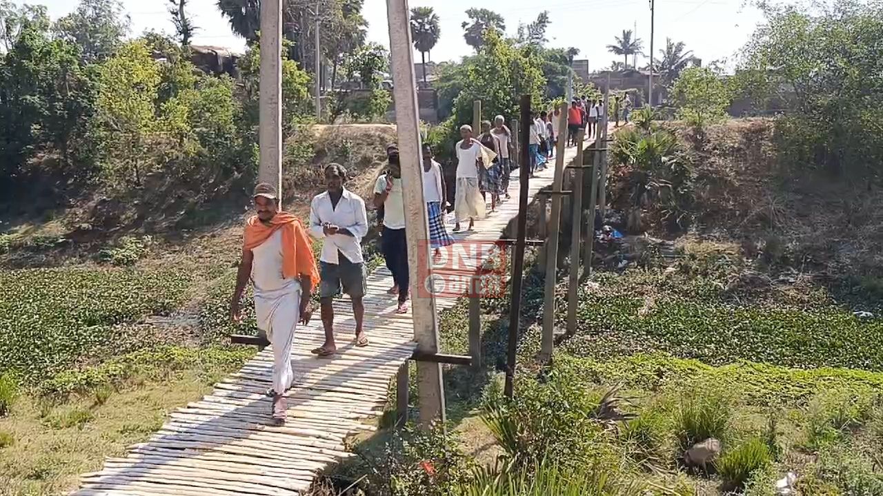 मुख्यमंत्री नीतीश कुमार के गृह जिले के ग्रामीणों ने मुहाने नदी पर पुल की मांग को लेकर वोट बहिष्कार की दी चेतवानी, चचरी पुल के सहारे आते जाते है ग्रामीण 2