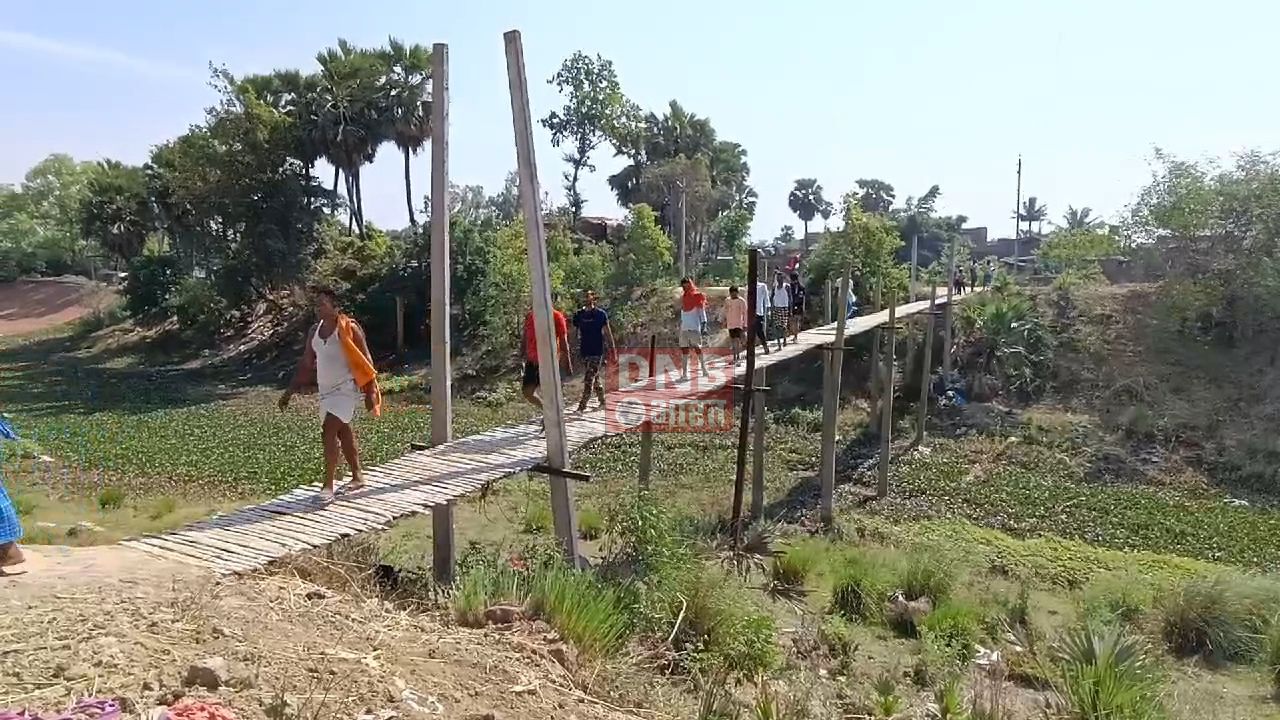 मुख्यमंत्री नीतीश कुमार के गृह जिले के ग्रामीणों ने मुहाने नदी पर पुल की मांग को लेकर वोट बहिष्कार की दी चेतवानी, चचरी पुल के सहारे आते जाते है ग्रामीण 3
