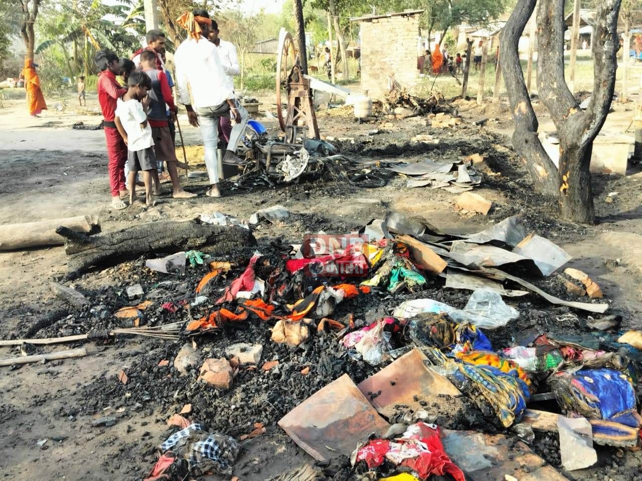 पछुआ हवा में आग ने सिमरिया घाट बिंद टोली में खूब मचाया तांडव, दर्जनो परिवार हुआ बेघर, बेटी की शादी तैयारी ही रह गयी 5