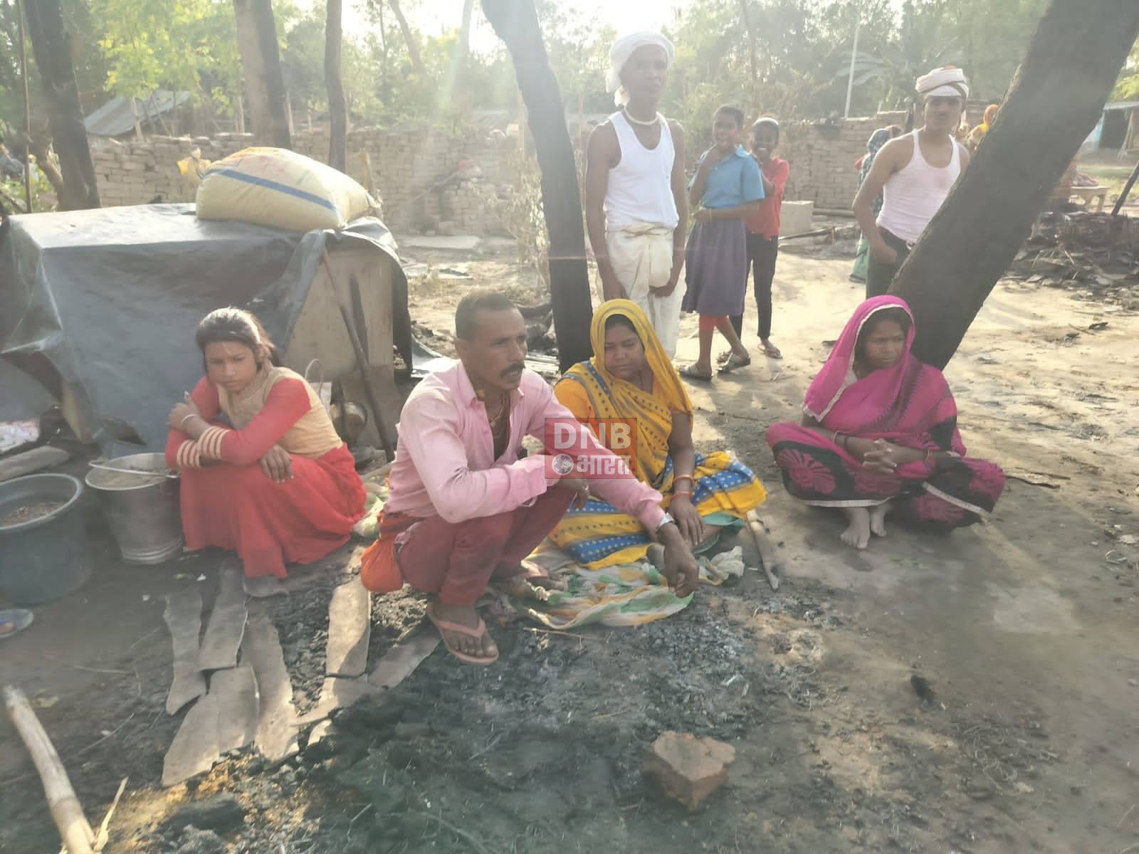 पछुआ हवा में आग ने सिमरिया घाट बिंद टोली में खूब मचाया तांडव, दर्जनो परिवार हुआ बेघर, बेटी की शादी तैयारी ही रह गयी 6