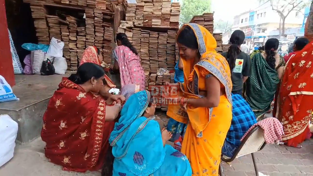 सोमवती अमावस्या को लेकर सुबह से ही बिहार शरीफ के कई इलाकों में पीपल के पेड़ के नीचे सुहागिन महिलाओं की पूजा 2