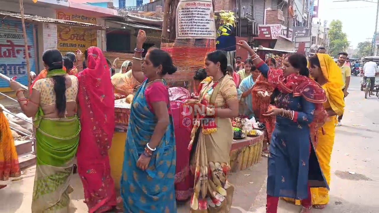 सोमवती अमावस्या को लेकर सुबह से ही बिहार शरीफ के कई इलाकों में पीपल के पेड़ के नीचे सुहागिन महिलाओं की पूजा 3