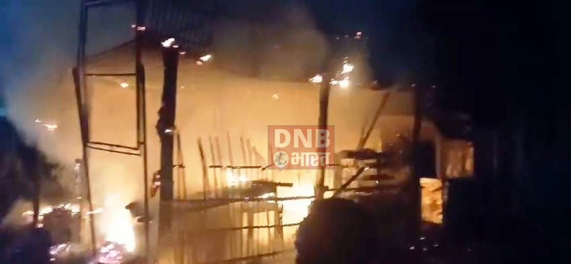 बछवाड़ा के मुरलीटोल चौक पर आग लगने से चार दूकान समेत हजारो रुपये का सामान जलकर राख 3