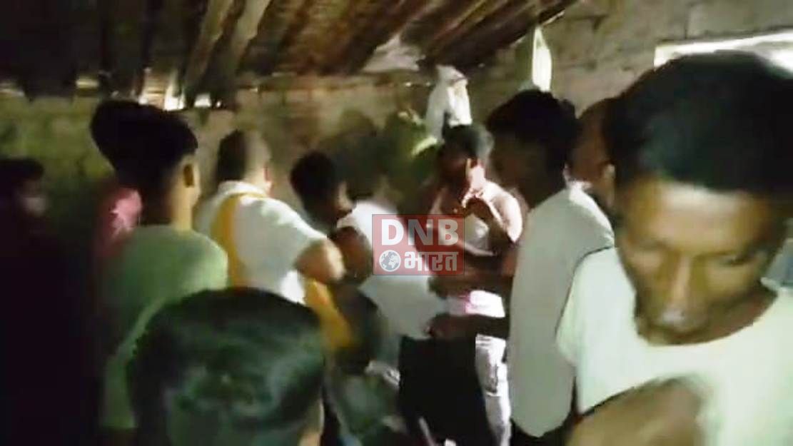 बेगूसराय में लोगों ने पशु चोरी के आरोप में एक युवक को किया जमकर पिटाई, बाद में किया पुलिस के हवाले 2