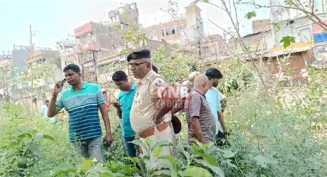 समस्तीपुर: रेलवे कॉलोनी में झाड़ियों के बीच पेड़ से एक अज्ञात युवक का फंदे से लटका शव बरामद, इलाके में सनसनी 3