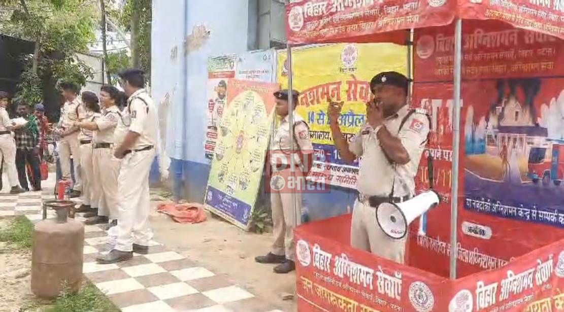 नालंदा: जीविका दीदी और मरीज के परिजनों के बीच अग्निशमन द्वारा चलाया गया मॉक ड्रिल, घरेलू गैस सिलेंडर में आग लगने पर बचाव का बताया गया उपाय 3