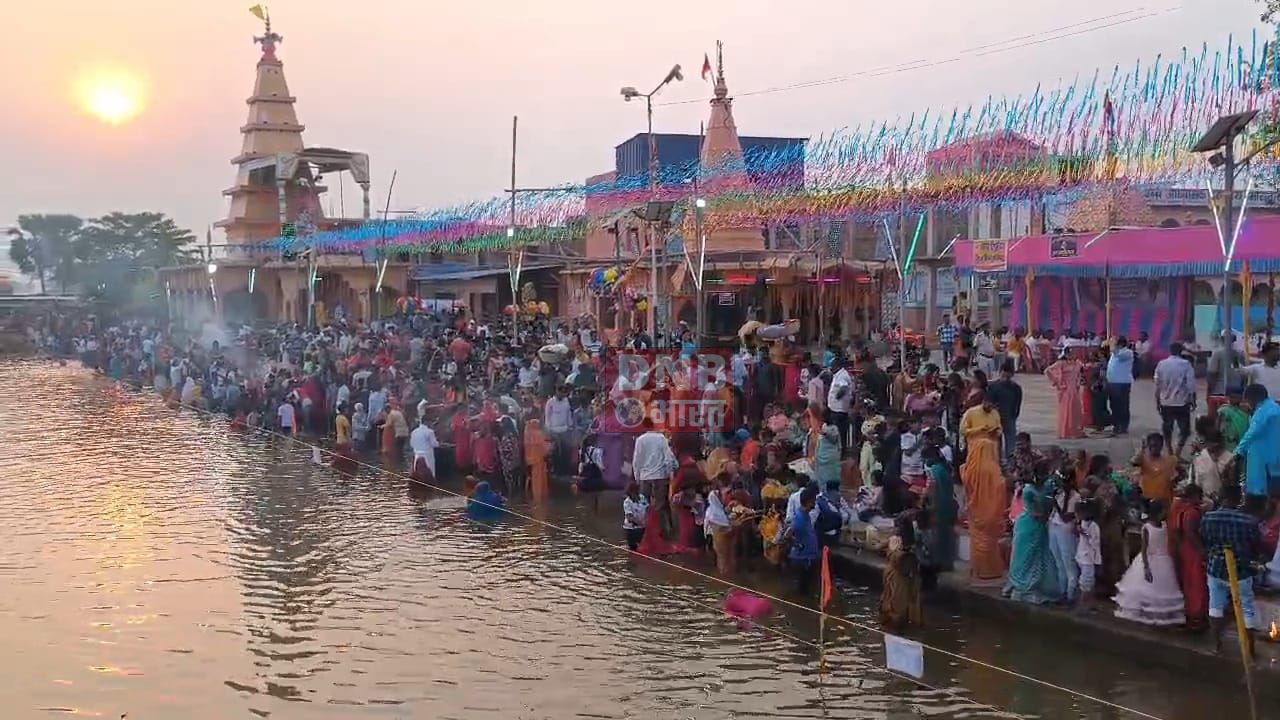 नालंदा: पहली अर्घ्य को लेकर छठघाट पर उमड़ी छठवर्तियो की भीड़, वर्तियो ने डूबते हुए सूर्य को दिया अर्घ्य 2