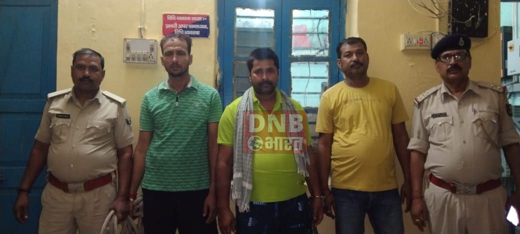 मैजिक वाहन के साथ भारी मात्रा में प्रतिबंधित नशीली सीरप, टेबलेट व मोबाइल के साथ तीन व्यक्ति गिरफ्तार 3
