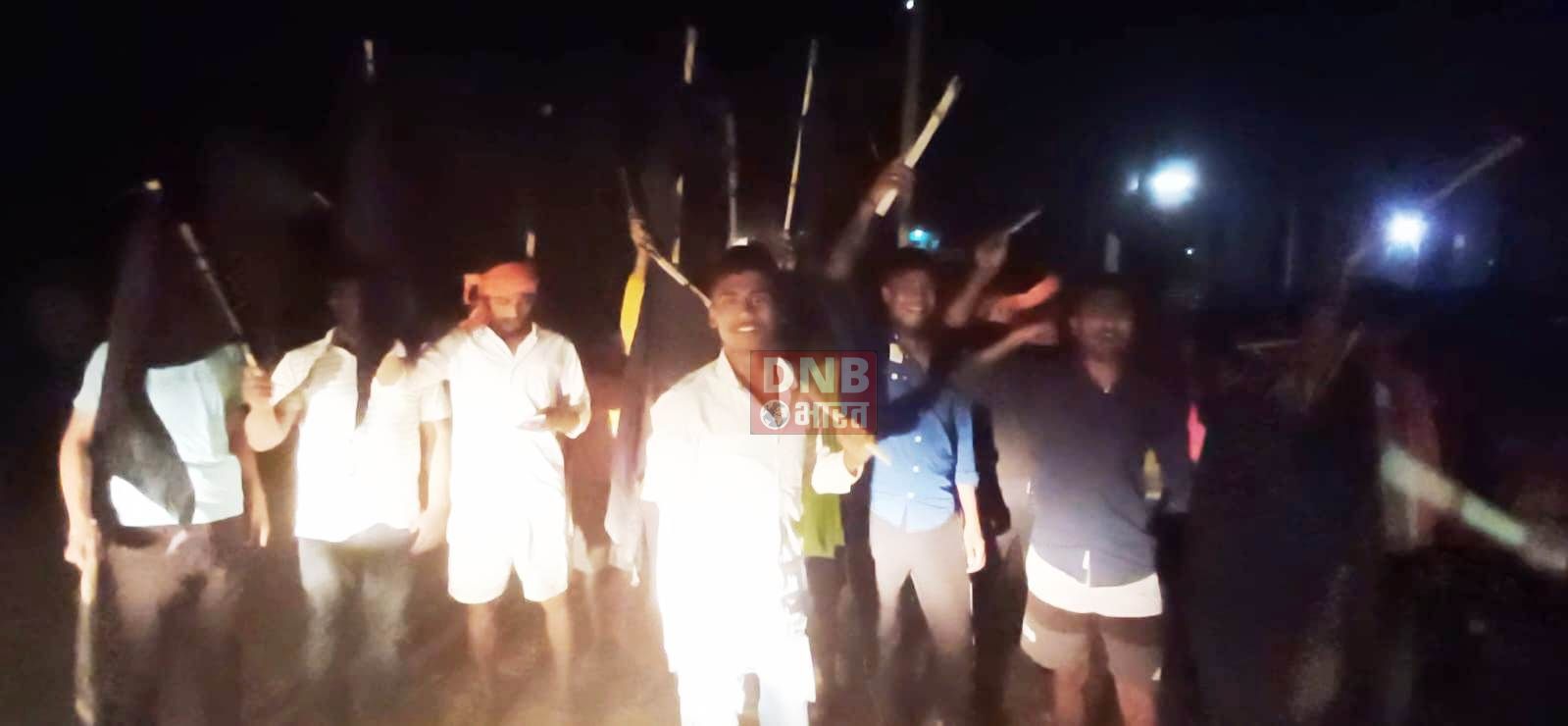 गिरिराज सिंह को काला झंडा दिखाने को सड़क पर उतरे सैकड़ों युवा, रास्ता बदलकर निकले गिरिराज, आक्रोशित युवकों ने जमकर की नारेबाजी 2