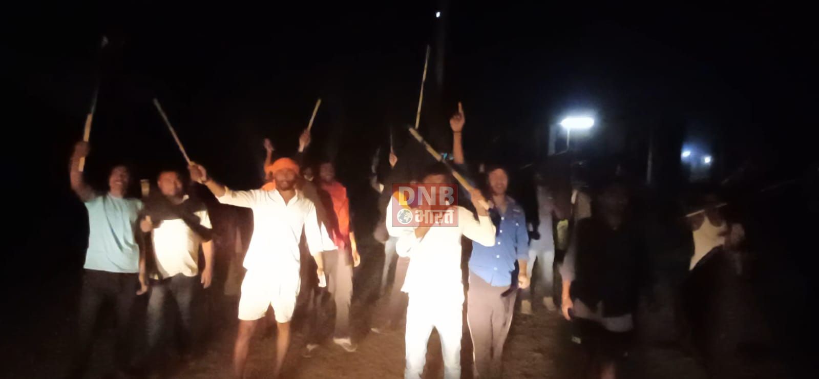 गिरिराज सिंह को काला झंडा दिखाने को सड़क पर उतरे सैकड़ों युवा, रास्ता बदलकर निकले गिरिराज, आक्रोशित युवकों ने जमकर की नारेबाजी 4
