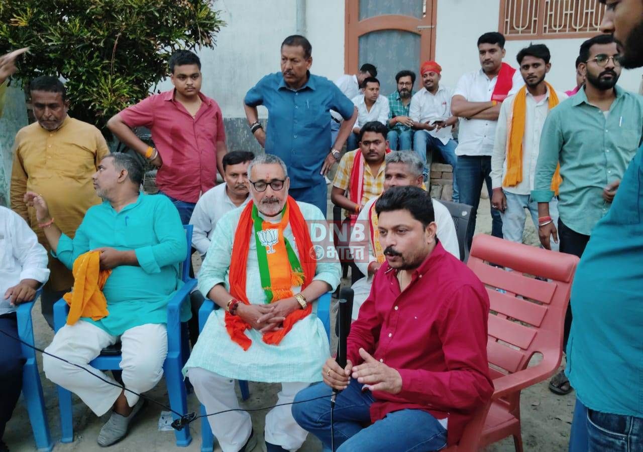 राष्ट्र कवि रामधारी सिंह दिनकर की 50 वीं पुण्यतिथि पर किया गया माल्यार्पण 3