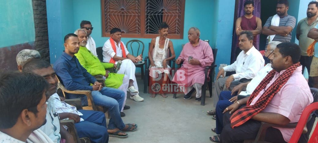 शोक-संतप्त वार्ड पार्षद एवं पूर्व जिप सदस्य के यहां सांत्वना देने पहुंचे खेलमंत्री एवं पूर्व विधायक 2