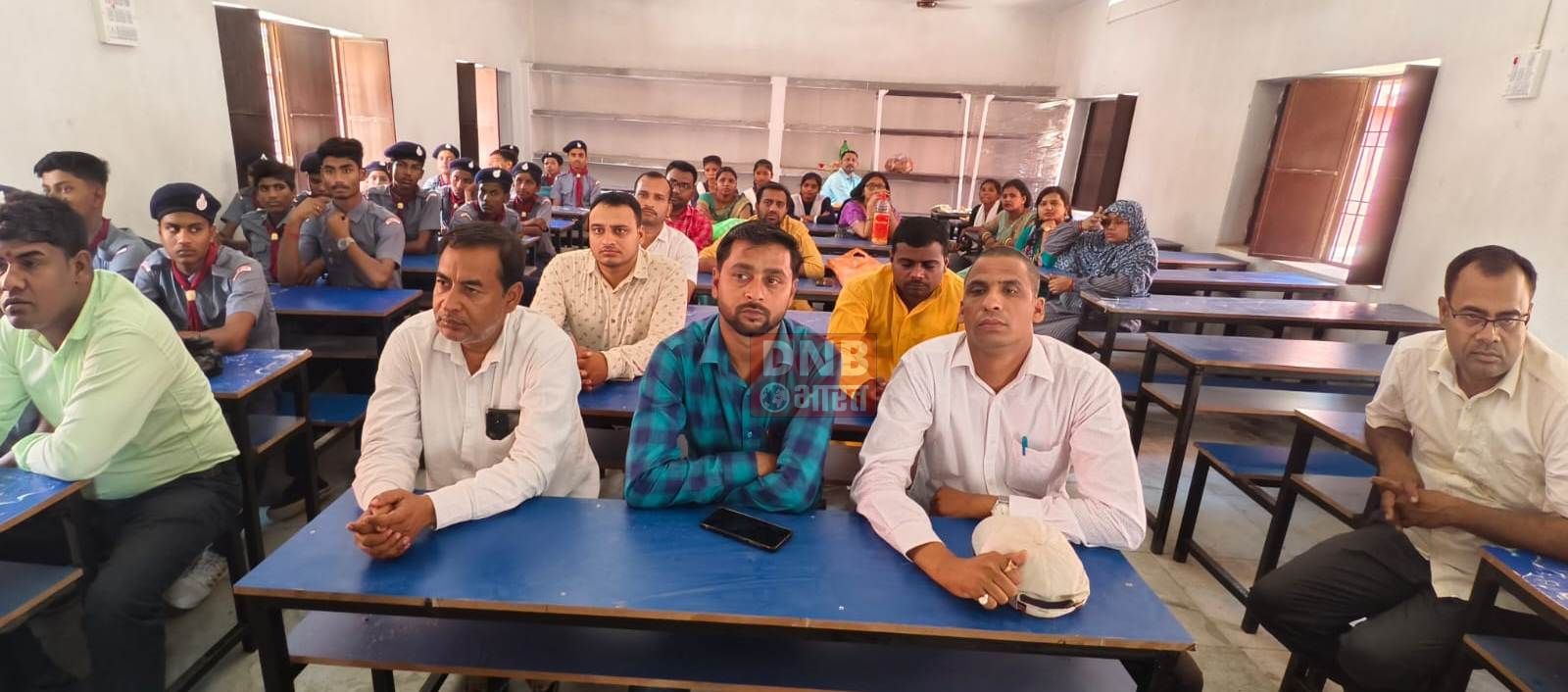 सेवानिवृत होने पर विदाई सह सम्मान समारोह आयोजित,प्रधानाध्यापक को दी गई सम्मान पूर्वक विदाई 6
