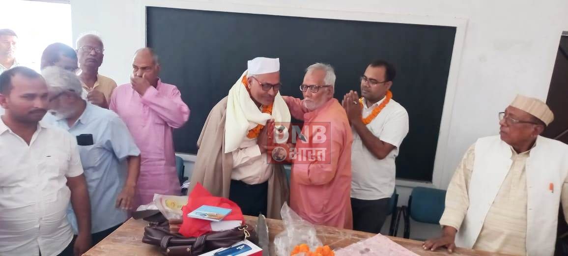 सेवानिवृत होने पर विदाई सह सम्मान समारोह आयोजित,प्रधानाध्यापक को दी गई सम्मान पूर्वक विदाई 3