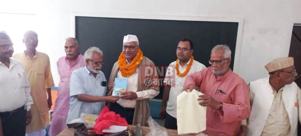 सेवानिवृत होने पर विदाई सह सम्मान समारोह आयोजित,प्रधानाध्यापक को दी गई सम्मान पूर्वक विदाई 4