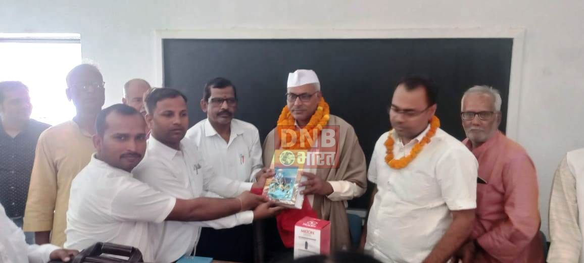 सेवानिवृत होने पर विदाई सह सम्मान समारोह आयोजित,प्रधानाध्यापक को दी गई सम्मान पूर्वक विदाई 5