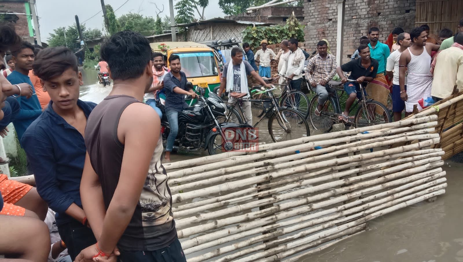 वीरपुर प्रखंड क्षेत्र में हल्की सी बारिश ने खोल दी विकास की पोल 2