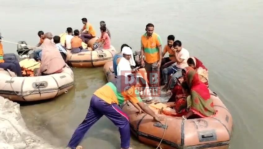 खगड़िया: नाव ही एक सहारा खगड़िया में बढ़-चढ़ लोगो मे किया पुनर्मतदान  2